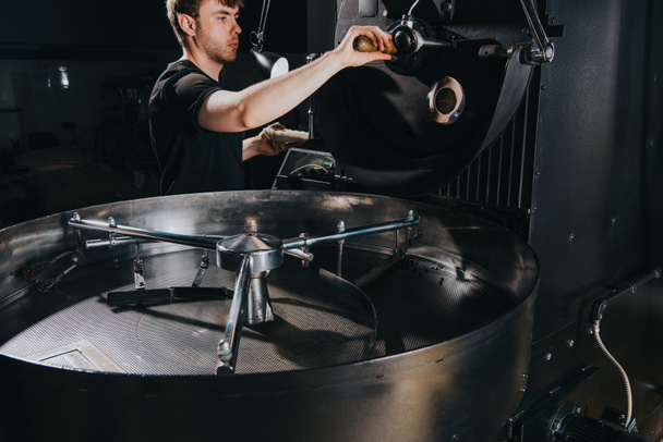 Manija de ajuste del hombre de la máquina para la producción profesional de café
 - Foto, Imagen