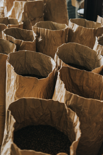 Torby papierowe rzemiosła z świeżo Palone ziarna kawy - Zdjęcie, obraz