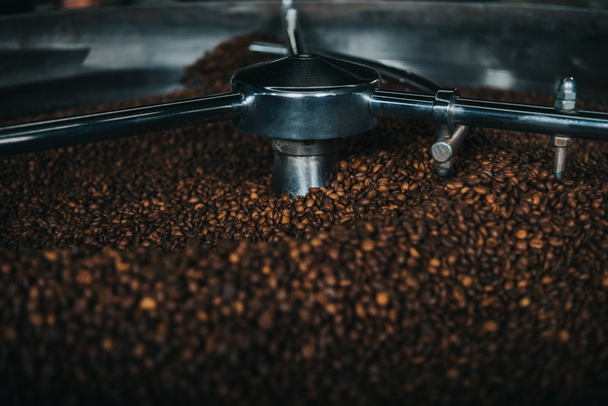 Aromatische koffie bonen worden geroosterd in professionele machine - Foto, afbeelding