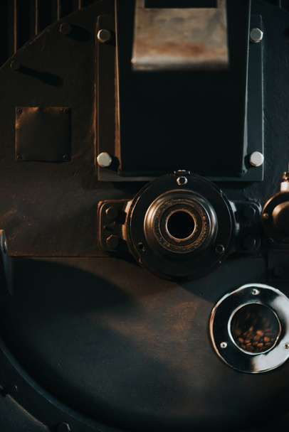 Grains de café chauds dans le torréfacteur traditionnel
 - Photo, image