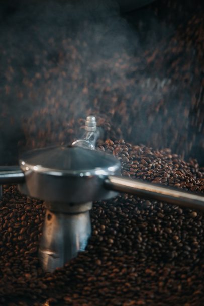 Granos de café caliente al vapor que se tuestan en máquina profesional
 - Foto, Imagen