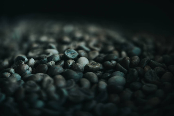 Donkere koffiebonen textuur tijdens het roosteren proces - Foto, afbeelding