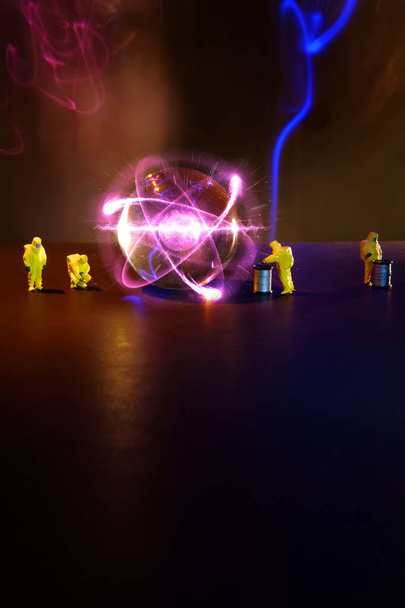 Miniaturní hazmat tým zkontrolovat radioaktivních atomových částic - Fotografie, Obrázek