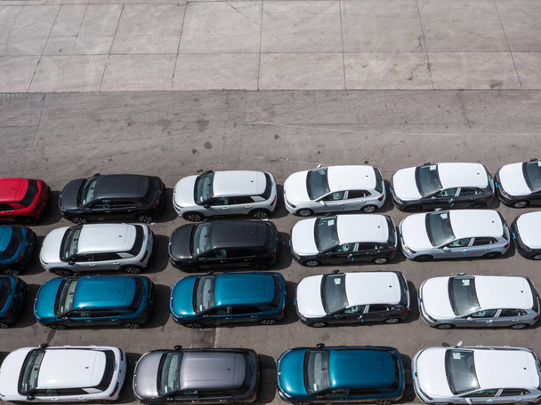 Fila de coches nuevos esperando ser enviados al extranjero en un aparcamiento
 - Foto, imagen