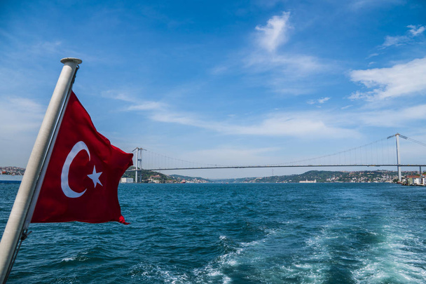 Bela Vista da Costa do Bósforo com Bandeira da Turquia em Istambul
 - Foto, Imagem