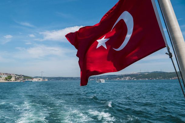 Bela Vista da Costa do Bósforo com Bandeira da Turquia em Istambul
 - Foto, Imagem