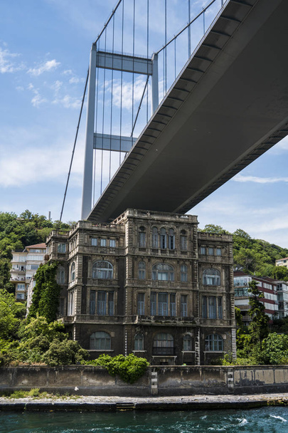 Bela vista da costa do Bósforo em Istambul e ponte entre a Europa e a Ásia Acima
 - Foto, Imagem