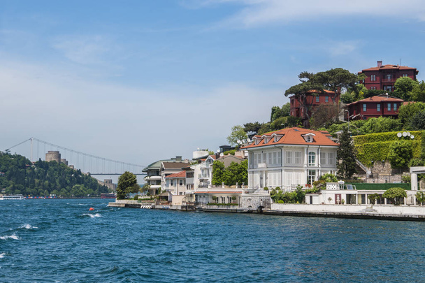 Bela vista da costa do Bósforo em Istambul com requintadas casas de madeira e barco
 - Foto, Imagem