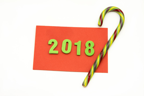 Červená karta gratulací Vánoce a rok 2018, na bílém pozadí - Fotografie, Obrázek