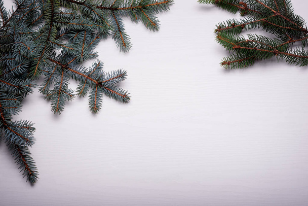 Sfondo natalizio in legno con abete bianco. Vista dall'alto con spazio di copia per il testo - Foto, immagini