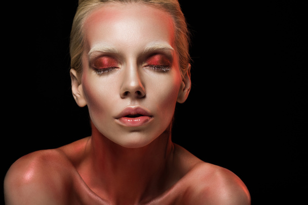 krásná smyslná žena se zavřenýma očima s červenými make-up, izolované na černém pozadí - Fotografie, Obrázek