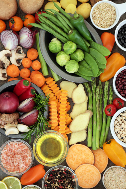 Egészséges szuper élelmiszer koncepció a friss zöldségek, gyógynövények, fűszer, gabona, hüvelyesek és olívaolaj. Magas antioxidánsok, antocianinok, omega-3, intelligens szénhidrátok és vitaminok. - Fotó, kép