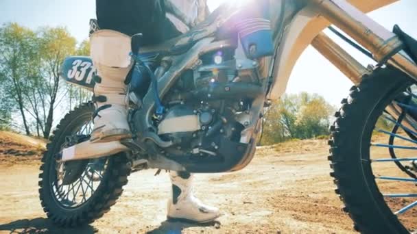 Freestyle moottoripyörä on pääsemässä alkuun irrottamalla jarrut
 - Materiaali, video
