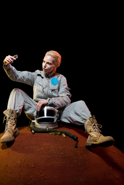 ο ελληνικής καταγωγής κοσμοναύτης στη διαστημική στολή με με λήψη selfie σε smartphone στον πλανήτη - Φωτογραφία, εικόνα
