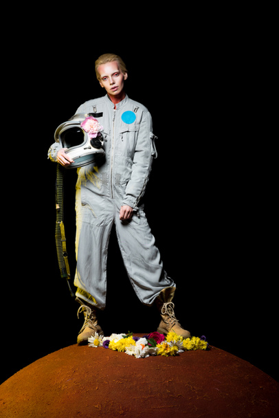 花と火星のヘルメット宇宙服でポーズ美しい女性宇宙飛行士  - 写真・画像