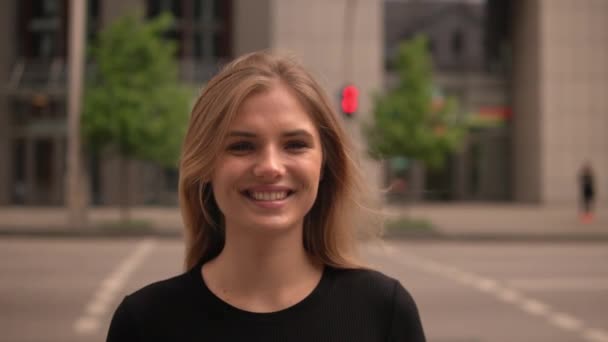 Sorrindo menina ao ar livre
 - Filmagem, Vídeo