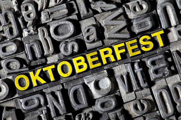 Anciennes lettres de plomb formant mot Oktoberfest
 - Photo, image