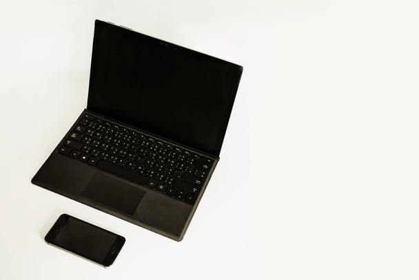 laptop i telefon komórkowy na białym tle - Zdjęcie, obraz