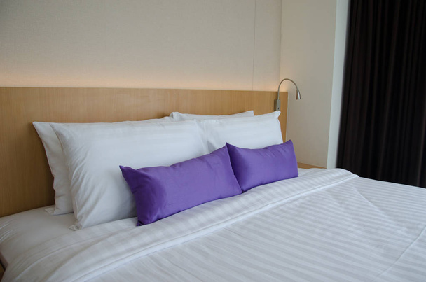 Кровати и подушки и лампы в современной спальне
. - Фото, изображение