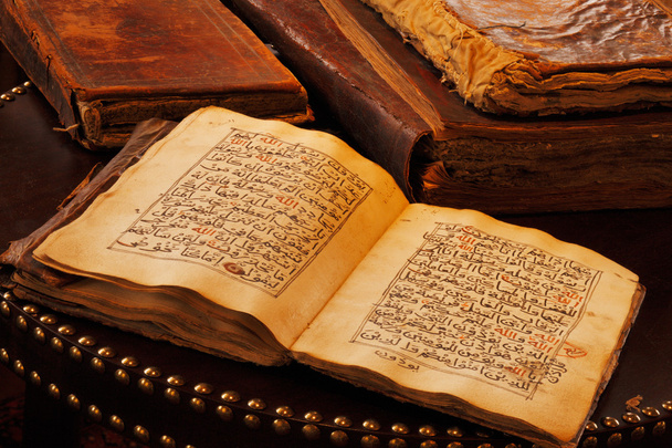 een oude hand gescripte quran - Foto, afbeelding