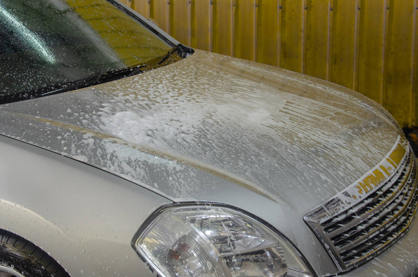 Lavage auto avec mousse dans le lavage auto
 - Photo, image
