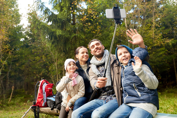 glückliche Familie wandert und macht Selfie - Foto, Bild
