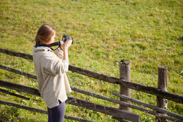 Женщина-фотограф снимает на открытом воздухе
 - Фото, изображение