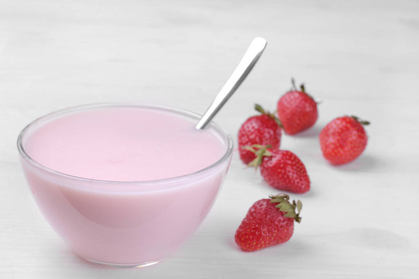 Jahodový jogurt ve skleněné míse s jahodami na bílém pozadí dřevěná - Fotografie, Obrázek