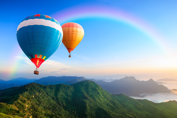 Coloridos globos de aire caliente volando sobre la montaña - Foto, Imagen