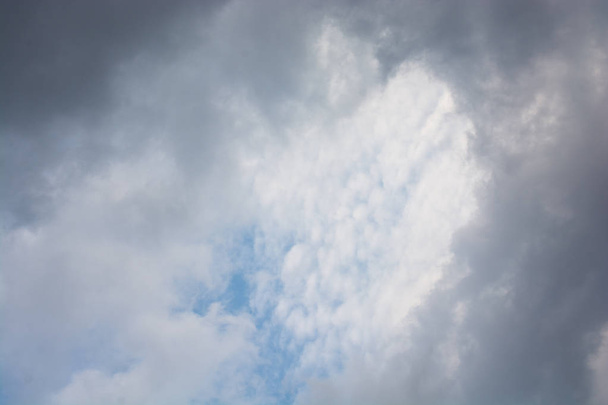 Donkere en grijze wolken zijn in de lucht - Foto, afbeelding