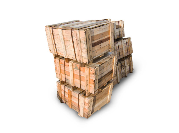 Drewniane palety - Skrzynie do transportu - silny ładunek zabezpieczeń na białym tle - białe tło. - Zdjęcie, obraz