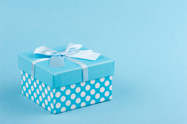Caja de regalo azul con lazo
 - Foto, Imagen