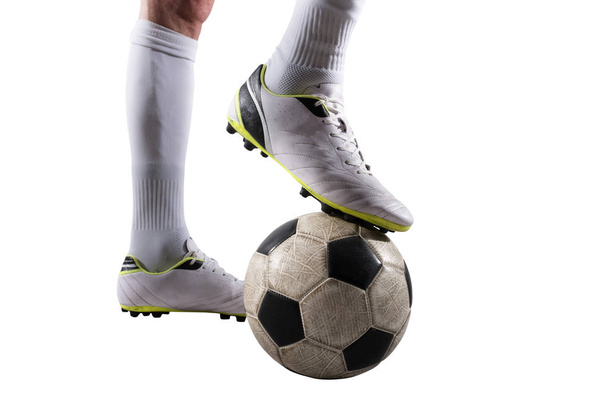 Jugador de fútbol con balón de fútbol listo para jugar. Aislado sobre fondo blanco
 - Foto, imagen