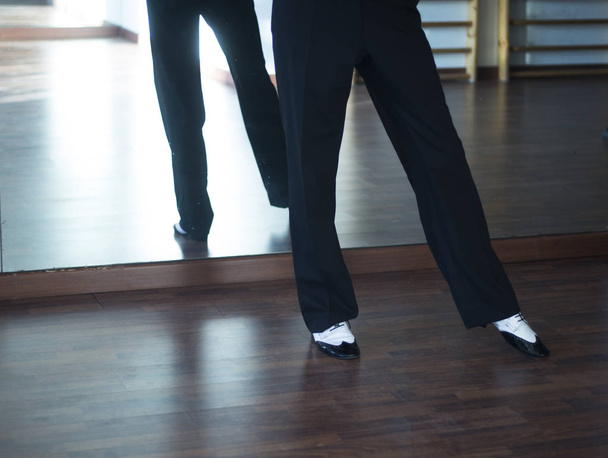 Danse de salon homme danseur de salsa instructeurs homme dansant dans la salle de répétition shcool
 - Photo, image