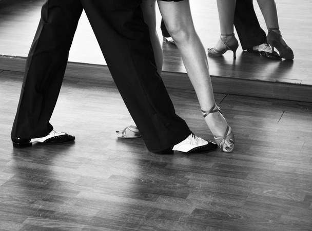 社交ダンスサルサダンサーインストラクター男と女のカップルダンスでshcoolリハーサル室 - 写真・画像