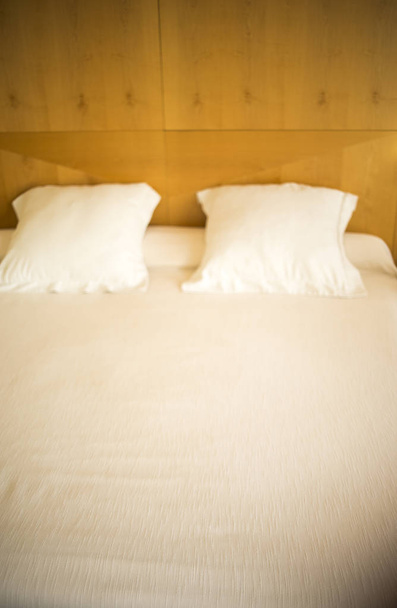 Πολυτελές μοντέρνο στυλ σουίτα υπνοδωμάτιο με κρεβάτι, σεντόνια, μαξιλάρια καθαρά και έτοιμα για τους επισκέπτες. - Φωτογραφία, εικόνα