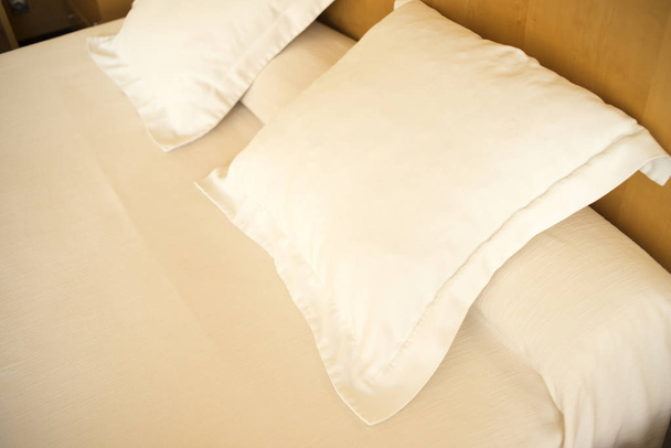 Quarto luxuoso com cama, lençóis, almofadas limpas e prontas para os hóspedes
. - Foto, Imagem