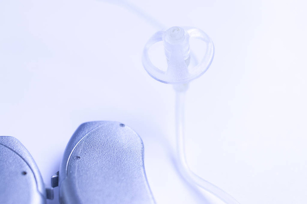 Digitaalinen moderni tekniikka kuulolaite auttaa kuuroja ja har kuulo
. - Valokuva, kuva