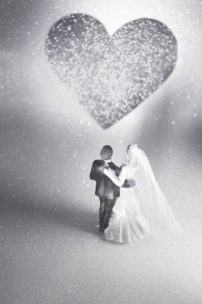 Düğün çifti pasta üstte plastik figürler smokin gece elbisesi, beyaz gelinlik peçesi. - Fotoğraf, Görsel