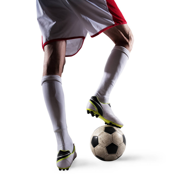 Jugador de fútbol con balón de fútbol listo para jugar. Aislado sobre fondo blanco
 - Foto, Imagen
