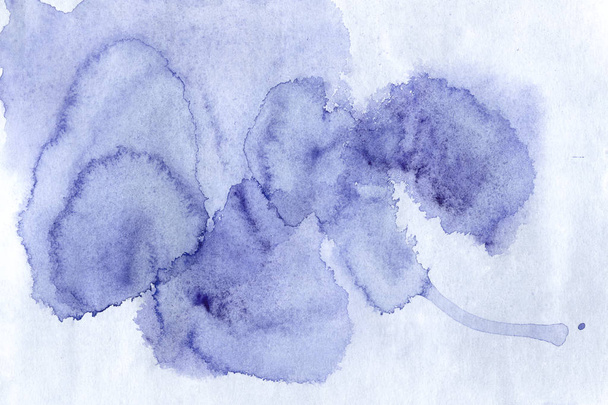 Niebieski Abstrakcja ręcznie malowane akwarela kolorowy mokry na białym papierze. Tekstury dla twórczej pracy sztuka tapeta lub projekt. Tło dla Dodaj wiadomość tekstową. - Zdjęcie, obraz