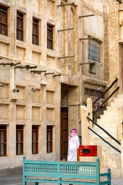 Souq Waqif est un souk situé à Doha, dans l'État du Qatar. Le souk est réputé pour vendre des vêtements traditionnels, des épices, de l'artisanat et des souvenirs. Il abrite également des dizaines de restaurants et salons Shisha
. - Photo, image