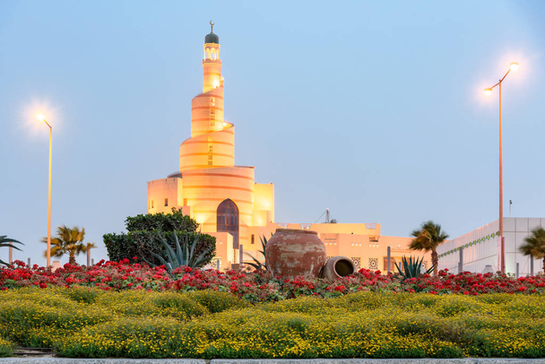 AL-FANAR è una pietra miliare del Qatar, noto per i suoi disegni architettonici di ispirazione islamica e ornamenti sorprendenti con una splendida vista della città Doha
. - Foto, immagini