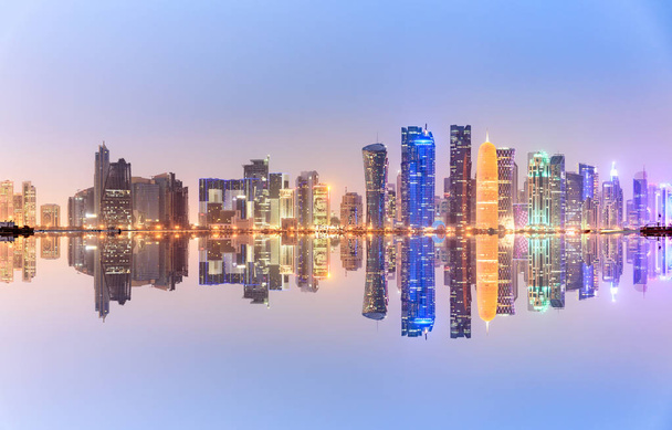 De skyline van Doha, de architectuur van de gebouwen over de Arabische Golf - Foto, afbeelding