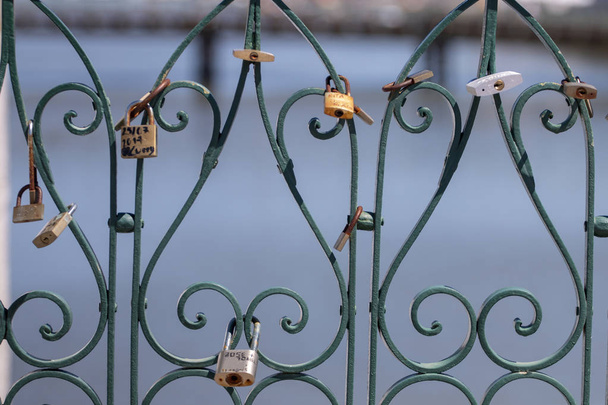 Vista de perto de várias fechaduras de amor deixadas em uma ponte por amantes
. - Foto, Imagem