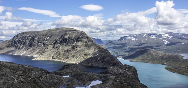 Vista de cima para os numerosos fiordes na parte inferior, Viagem da Noruega através da Noruega
 - Foto, Imagem