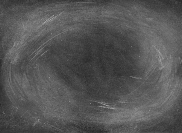Blackboard arka plan üzerinde swirls tebeşir - Fotoğraf, Görsel