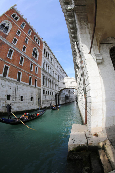 Antiguo puente de suspiros y antiguo palacio ducal fotografiado por lente de ojo de pez y un góndola barco wtih gondolier en Venecia Italia
 - Foto, imagen