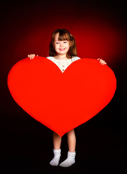 Cute girl with a heart - Foto, Bild