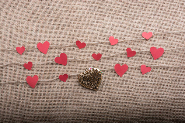 Концепция любви с бумагой в форме сердца на льняных нитях - Фото, изображение